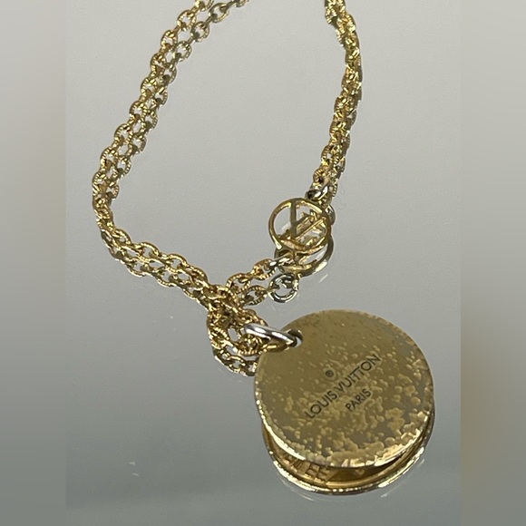 Louis Vuitton Collier Medal Miss Windsor Gold Tone Pendant Necklace - Picture 5 of 9